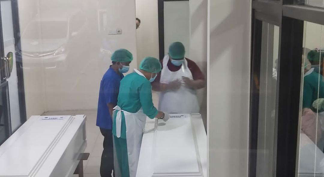 Dua peti jenazah di kaamar mayat RS Bhayangkara Polda Jatim.