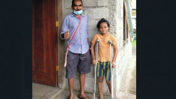 Sambangi Desa Were, Gonzalo G.M. Sada Beri Bantuan Tongkat dan Alat Cukur Rambut untuk Orang Cacat Kaki