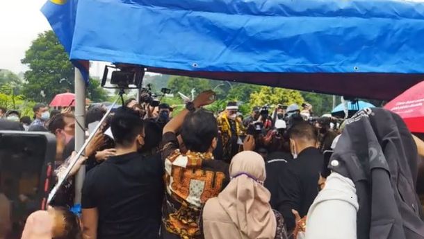 Luar Biasa! Netizen Ikuti Vanessa Angel dan Bibi Ardiyansah, Sejak di Jalan Tol Jombang Hingga ke Liang Lahad  