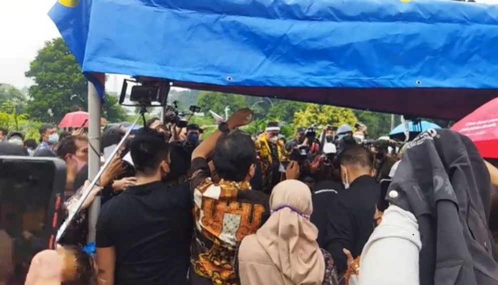  Kecelakaan lau lintas (lakalantas) yang terjadi di jalan Tol Jombang yang mengakhir ziarah hidup Vanessa Angel dan suaminya Bibi Ardyansah di kilometer 672 Kamis, 04 November 2021 kemarin, mendapat perhatian yang luar biasa dari para netizen. Tol Jombang