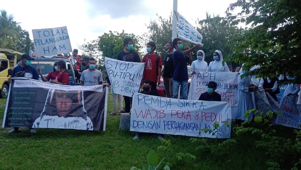 Aktivis HAM di Sikka Gelar Aksi Demo di Depan Halaman Kantor DPRD Soal Kasus 17 Anak di bawah Umur.