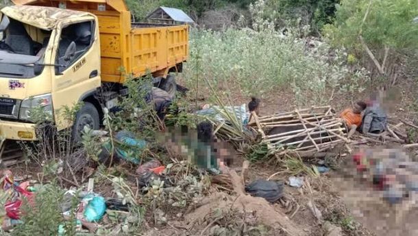 Sebuah Dump Truck Terbalik di Desa Kualin TTS,  5 Penumpang Meninggal Dunia, RIP