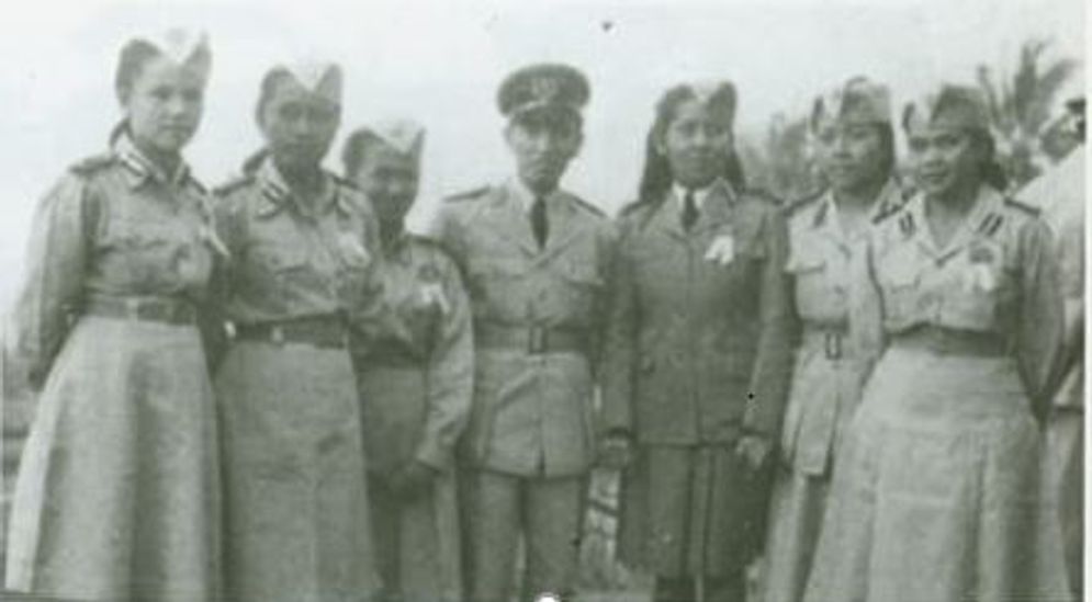 Polwan Perinits; Inilah enam gadis Minang yang menjadi perintis Polisi Wanita. Mereka befoto bersama dengan Kepala Polisi Sumatera Tengah Soelalian Effendi di Bukittinggi tahun1948. 