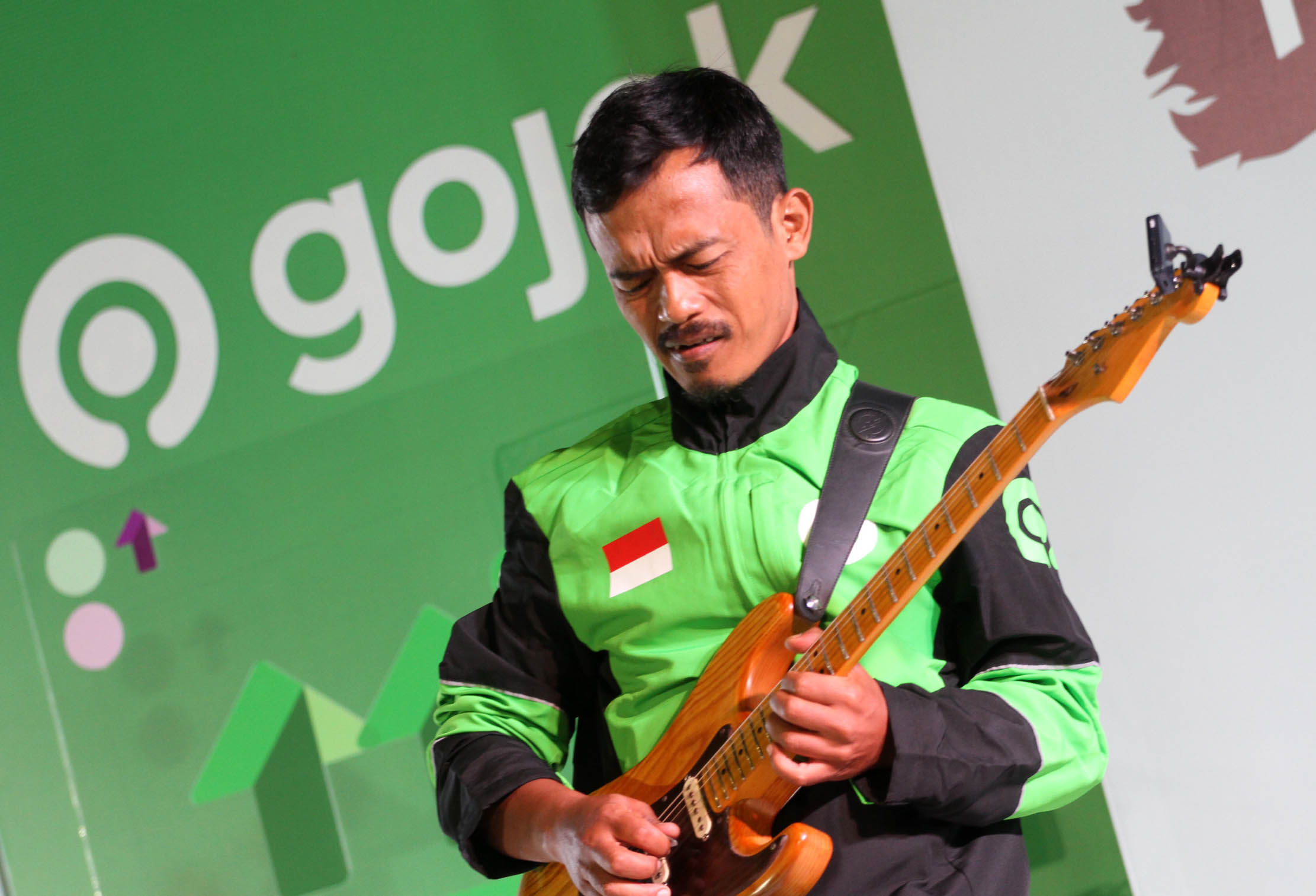 Penampilan Ojol Bergitar disela acara pengumaman Gojek Mitra Juara di Jakarta 5 November 2021. Foto : Panji Asmoro/TrenAsia