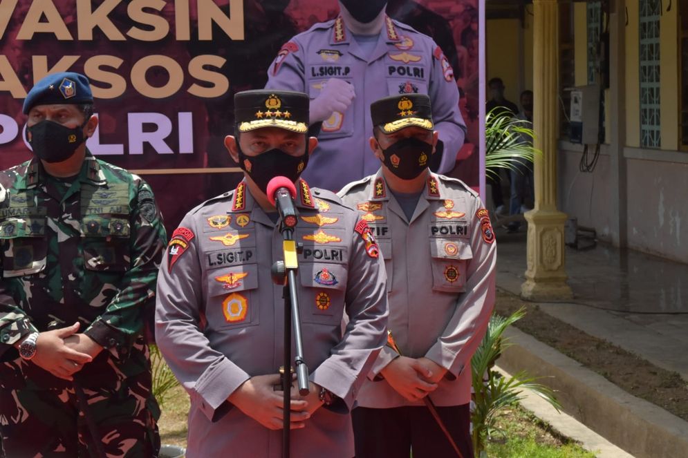 Panglima TNI Marsekal Hadi Tjahjanto dan Kapolri Jenderal Listyo Sigit Prabowo meninjau vaksinasi massal yang dilakukan di Gereja Paroki Roh Kudus, Labuan Bajo, Manggarai Barat, Nusa Tenggara Timur (NTT), Sabtu (6/11/2021).