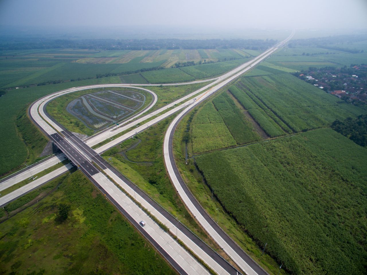 Jalan Tol Surabaya -Mojokerto yang mulai meningkat volume kendaraan