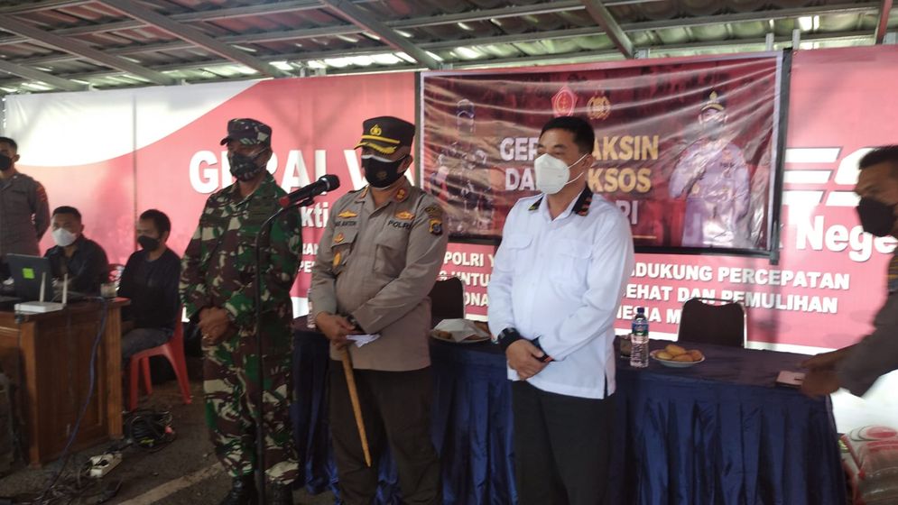 Sekda Kabupaten Manggarai Drs. Jahang Fansi Aldus, Waka Polres Manggarai Kompol I Wayan Arnaya, Pasi Ops Kodim 1612 Manggarai Kapten Inf. Roberto Carlos serta para perwira Polres Manggarai ikut  mendapingi  Kapolres Manggarai AKBP Mas Anton Widyodigdo meninjau kegaitan vaksinasi dan membagikan bansos bagi warga masyarakat di Ruteng, Sabtu, 06 November 2021.