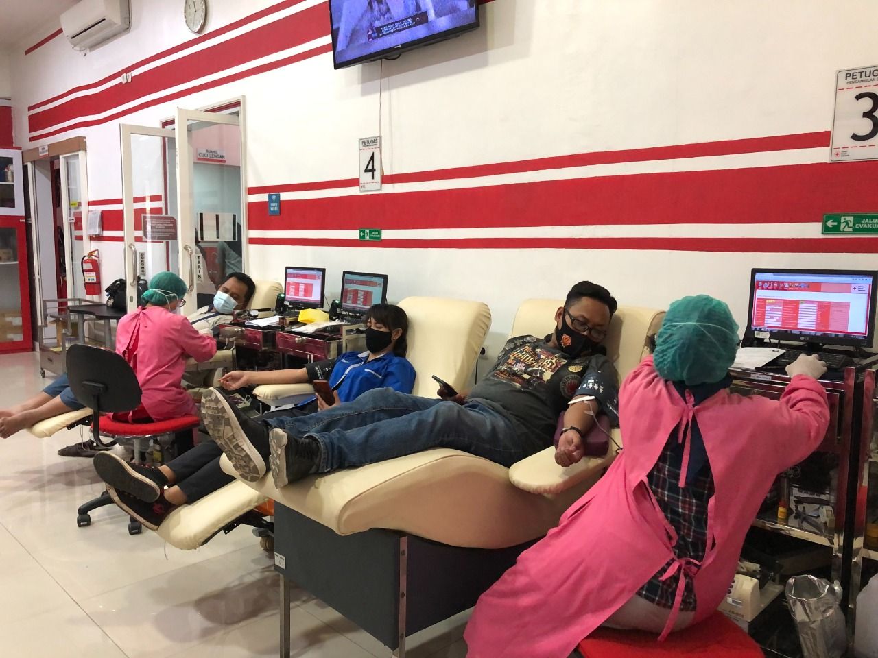 Donor darah yang diikuti 26 komunitas motor dan pecinta alam di Malang.