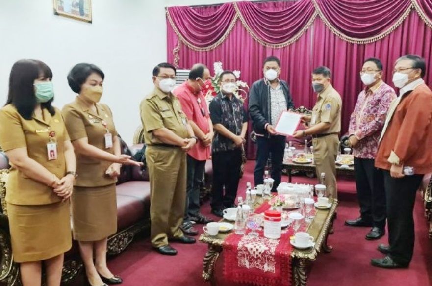 Asiano Gemmy Kawatu menerima nota dinas sebagai Plh Sekretaris Daerah Provinsi Sulut. (Foto:Istimewa)