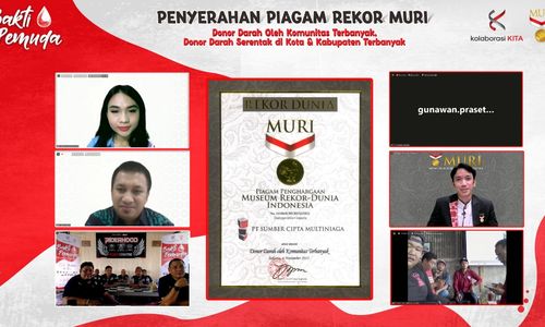 Penyerahan rekor MURI kepada perwakilan Kolaborasi Komunitas Indonesia Timur Area (Kolaborasi KITA)..jpeg