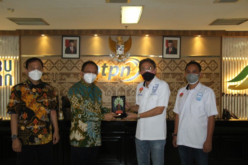 Ketua Ketua Apindo Lampung Ary Meizari Alfian diterima oleh Direktur PTPN VII Ryanto Wisnuardhy didampingi SEVP Bussines Support Okta Kurniawan,  di ruang Harmonis PTPN VII, Kamis (4/11/2021).
