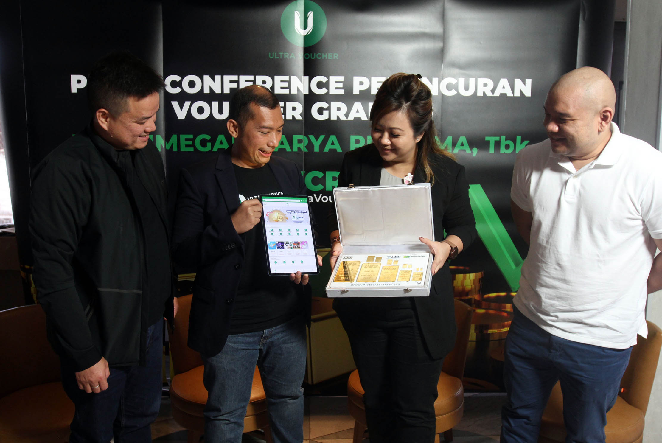 (Dari ki-ka) Direktur Utama PT Trimegah Karya Pratama Tbk atau Ultra Voucher Hady Kuswanto, Direktur Ultra Voucher Riky Boy Permata, Direktur Utama PT Untung Omega Bersama Deasy Yani Veronica, dan Financial Coach & Advisor Philip Mulyana berfoto bersama saat acara Konferensi Pers Peluncuran Voucher Gramasi dan Talkshow "Investasi Emas, Opsi Cuan di Segala Zaman" yang laksanakan secara hybrid di Jakarta, Senin 8 November 2021. Foto : Panji Asmoro/TrenAsia