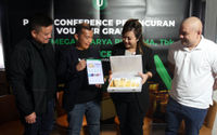 (Dari ki-ka) Direktur Utama PT Trimegah Karya Pratama Tbk atau Ultra Voucher Hady Kuswanto, Direktur Ultra Voucher Riky Boy Permata, Direktur Utama PT Untung Omega Bersama Deasy Yani Veronica, dan Financial Coach & Advisor Philip Mulyana berfoto bersama saat acara Konferensi Pers Peluncuran Voucher Gramasi dan Talkshow "Investasi Emas, Opsi Cuan di Segala Zaman" yang laksanakan secara hybrid di Jakarta, Senin 8 November 2021. Foto : Panji Asmoro/TrenAsia