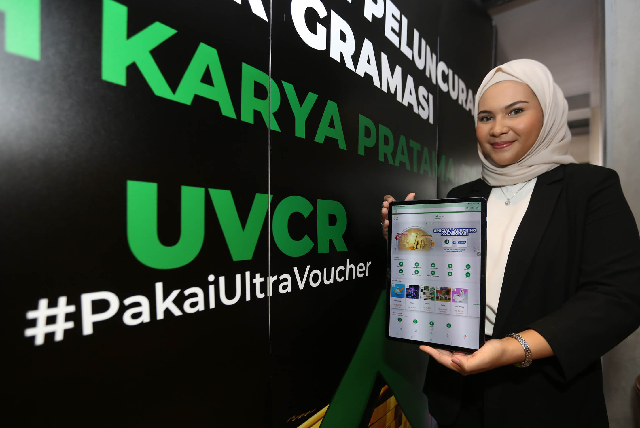 Seorang model menunjukkan aplikasi usai Konferensi Pers Peluncuran Voucher Gramasi dan Talkshow "Investasi Emas, Opsi Cuan di Segala Zaman" yang laksanakan secara hybrid di Jakarta, Senin 8 November 2021. Foto : Panji Asmoro/TrenAsia
