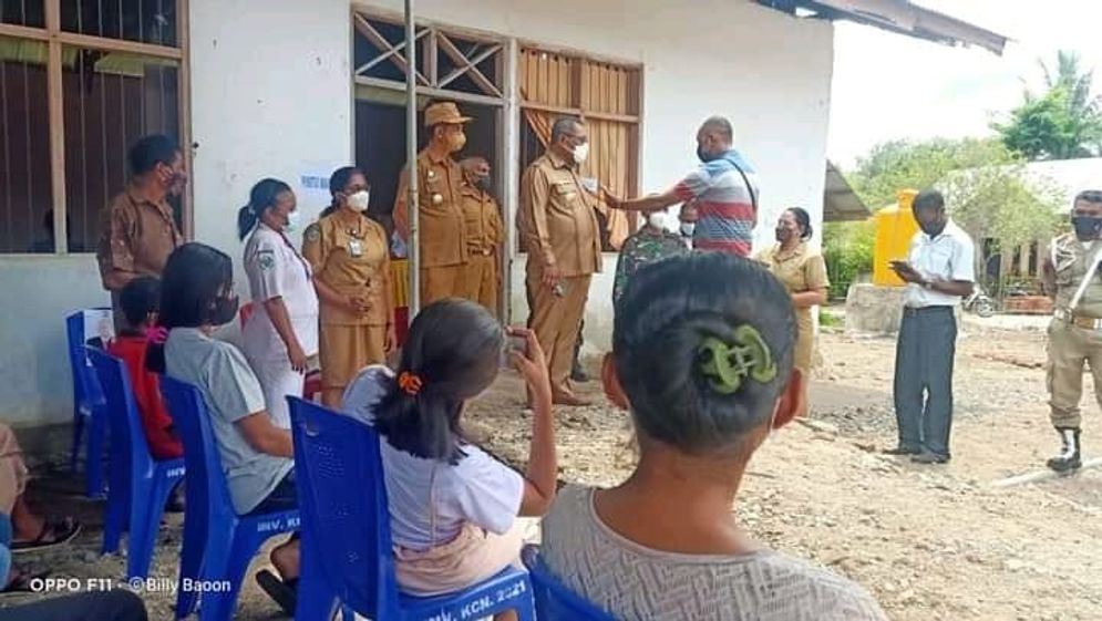 Bupati Thomas Ola Langoday  didampingi Wakapolres, Danramil, Sekretaris Daerah, para Asisten Sekda, para Kepala OPD, dan Camat Nubatukan memantau Pilkades di TPS II, Desa Pada, Kecamatan Nubatukan, Kabupaten Lembata, Senin, 08 November 2021.