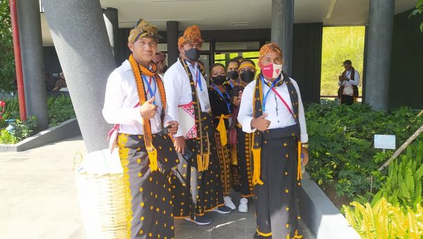 Warga Nagekeo di Labuan Bajo Perkenalkan Tarian Iki Mea kepada Peserta IAWP