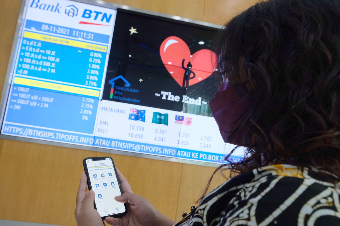 Nasabah beraktivitas di kantor pusat Bank Tabungan Negara (BTN), Jalan Gajahmada, Jakarta Pusat, Selasa, 9 November 2021. Foto: Ismail Pohan/TrenAsia