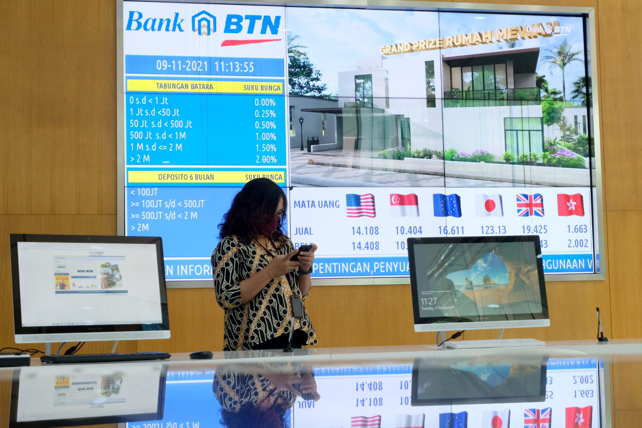 Nasabah beraktivitas  di kantor pusat Bank Tabungan Negara (BTN), Jalan Gajahmada, Jakarta Pusat, Selasa, 9 November 2021. Foto: Ismail Pohan/TrenAsia