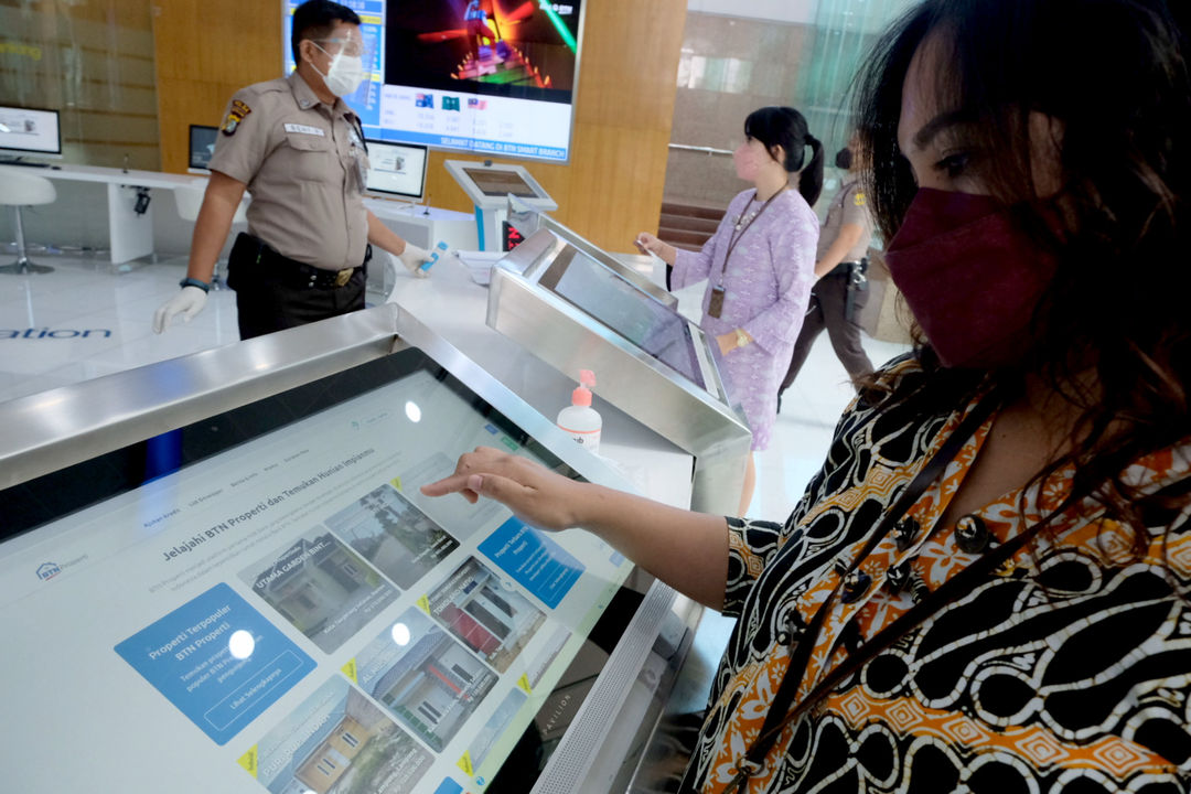 Nasabah melihat info properti KPR  di kantor pusat Bank Tabungan Negara (BTN), Jalan Gajahmada, Jakarta Pusat, Selasa, 9 November 2021. Foto: Ismail Pohan/TrenAsia