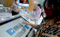 Nasabah melihat info properti KPR  di kantor pusat Bank Tabungan Negara (BTN), Jalan Gajahmada, Jakarta Pusat, Selasa, 9 November 2021. Foto: Ismail Pohan/TrenAsia