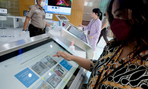 Nasabah melihat info properti KPR  di kantor pusat Bank Tabungan Negara (BTN), Jalan Gajahmada, Jakarta Pusat, Selasa, 9 November 2021. Foto: Ismail Pohan/TrenAsia