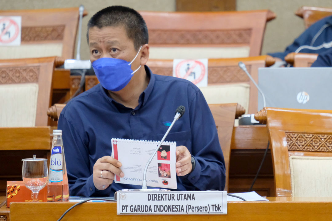 Dirut PT Garuda Indonesia (Persero) Tbk Irfan Setiaputra bersiap mengikuti rapat kerja (raker) dengan Komisi VI DPR dengan agenda restrukturisasi PT Garuda Indonesia (Persero) Tbk. di Kompleks Parlemen, Senayan, Jakarta, Selasa, 9 November 2021. Foto: Ismail Pohan/TrenAsia