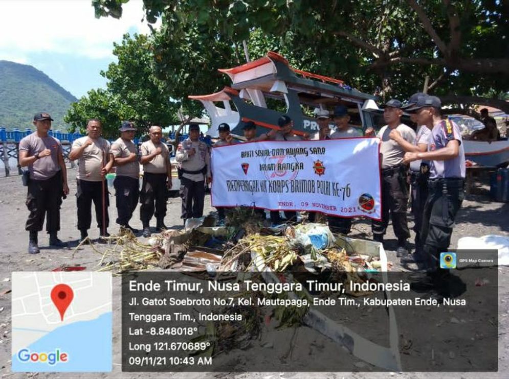 Anggota Brimob Ende Saat Melakukan Pembersihan Pantai Bita Beach Ende