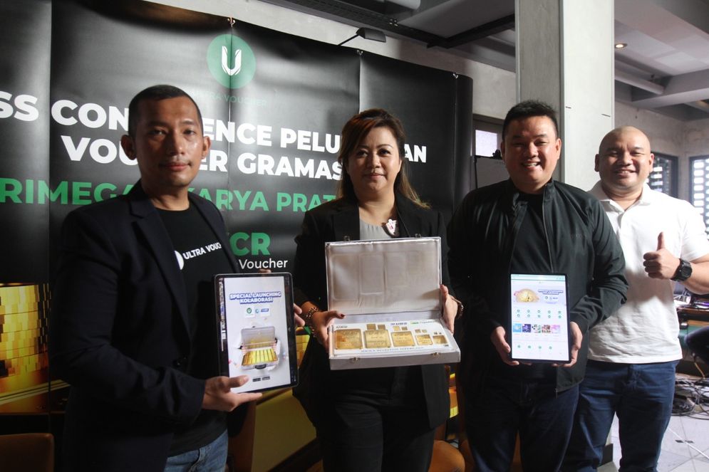 eluncuran Voucher Gramasi Emas Ultra Voucher hasil kerjasama dengan Untung Omega Bersama, di Jakarta, Senin (8/11).