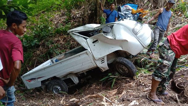 Akibat Jalan Rusak Sebuah Mobil Pick Up Terjungkal ke Dasar Jurang di Wolofeo