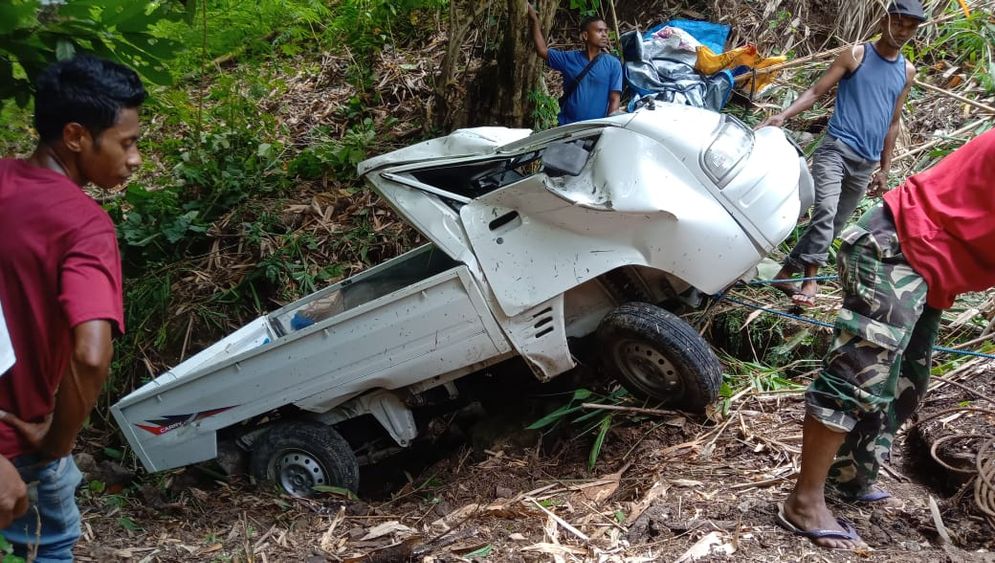 obil pick up terjungkal di ruas jalan Wolodolo- Wololangga, tepatnya di tanjakan Wolofeo, Desa Gera, Kecamatan Mego, Kabupaten Sikka, Senin (8/11) 