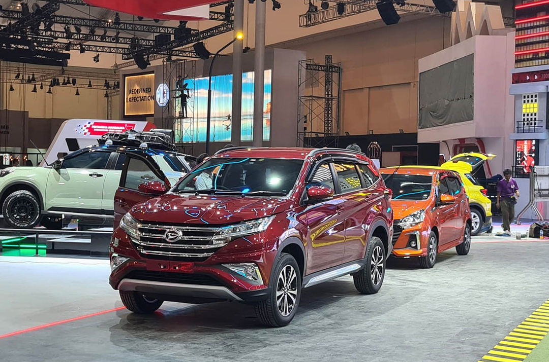 Pekerja menyelesaikan persiapan lokasi pameran Gaikindo Indonesia Internasional Auto Show (GIIAS) 2021 di Indonesia Convention Exhibition (ICE) BSD, Serpong, Tangerang, Banten, Selasa 9 November 2021. GIIAS 2021 yang berlangsung 11 - 21 November 2021 . Foto : Panji Asmoro/TrenAsia