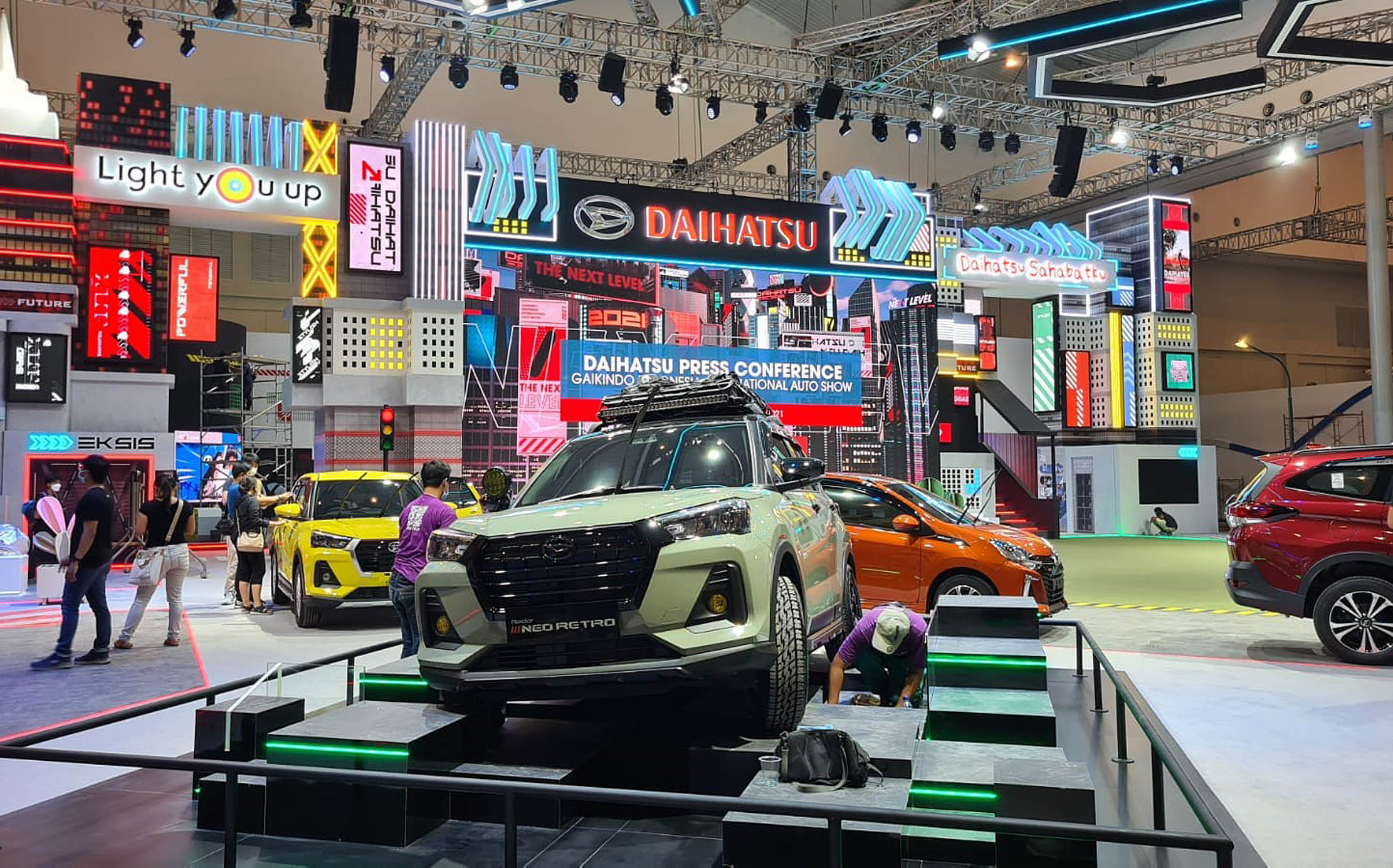 Pekerja menyelesaikan persiapan lokasi pameran Gaikindo Indonesia Internasional Auto Show (GIIAS) 2021 di Indonesia Convention Exhibition (ICE) BSD, Serpong, Tangerang, Banten, Selasa 9 November 2021. GIIAS 2021 yang berlangsung 11 - 21 November 2021 . Foto : Panji Asmoro/TrenAsia