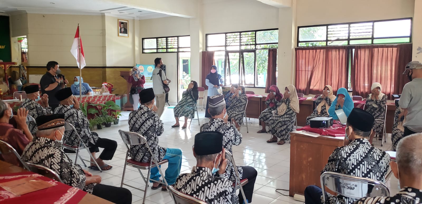 Proses Relaksasi oleh Founder In Leaf Giri Sasongko di Balai PSTW Budi Luhur Yogyakarta.