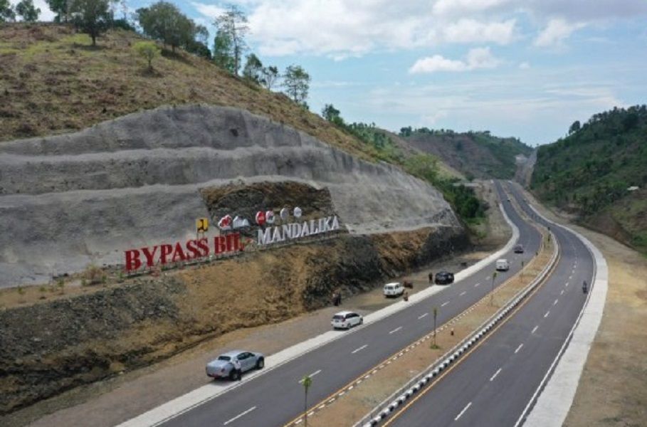 Pembangun Jalan Bypass Bandara International Lombok (BIL) - Mandalika di Nusa Tenggara Barat (NTB) menelan biaya Rp705 miliar. / Dok. PUPR