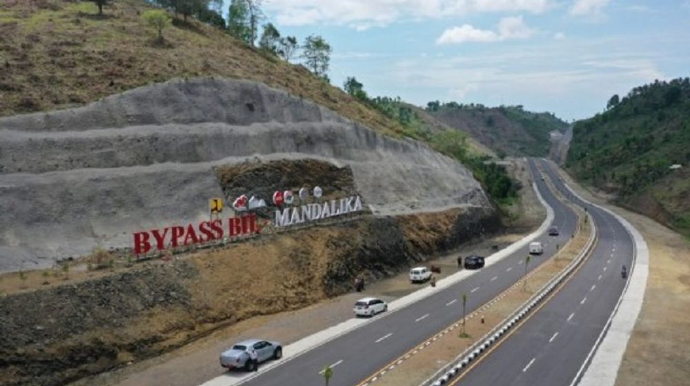 Pembangun Jalan Bypass Bandara International Lombok (BIL) - Mandalika di Nusa Tenggara Barat (NTB) menelan biaya Rp705 miliar. / Dok. PUPR