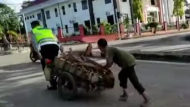 Luar Biasa! Seorang Oknum Polisi Satlantas NTT Tarik Gerobak