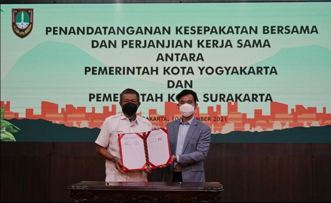 Walikota Yogyakarta Haryadi Suyuti dan Walikota Solo Gibran Rakabuming Raka menandatangani kerja sama pengembangan sektor ekonomi di kedua kota itu.