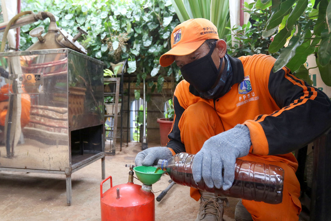 Petugas PPSU mengolah sampah plastik untuk dikonversi menjadi bahan bakar solar di Kelurahan Kota Bambu Selatan, Pal Merah, Jakarta Barat, Kamis, 11 November 2021. Foto: Ismail Pohan/TrenAsia