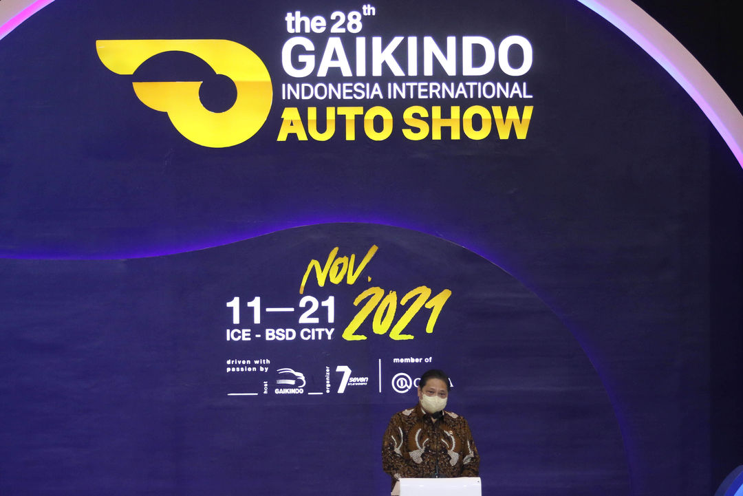 Menteri Koordinator Perekonomian Airlangga Hartanto secara resmi membuka pameran otomotif Gaikindo Indonesia International Auto Show (GIIAS) 2021 di ICE BSD, Tangerang Selatan.Kamis 11 November 2021. Foto : Panji Asmoro/TrenAsia