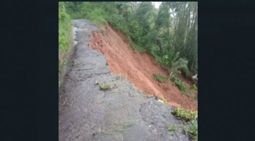 Longsor di jalan kabupaten, jalur Golowelu - Orong, tepatnya di Desa Benteng Suru, Kecamatan Kuwus, Kabupaten Manggarai Barat.