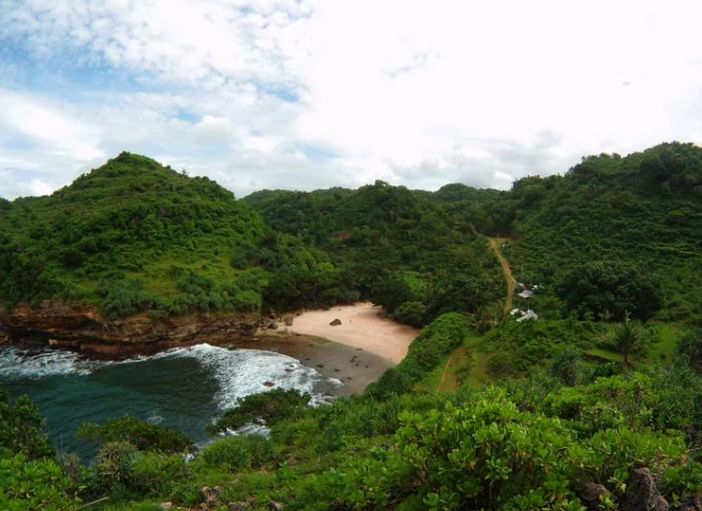 Pantai Ngitun di Gunungkidul masih cukup sepi. Tapi pantai ini menyuguhkan pemandangan alam yang mempesona.