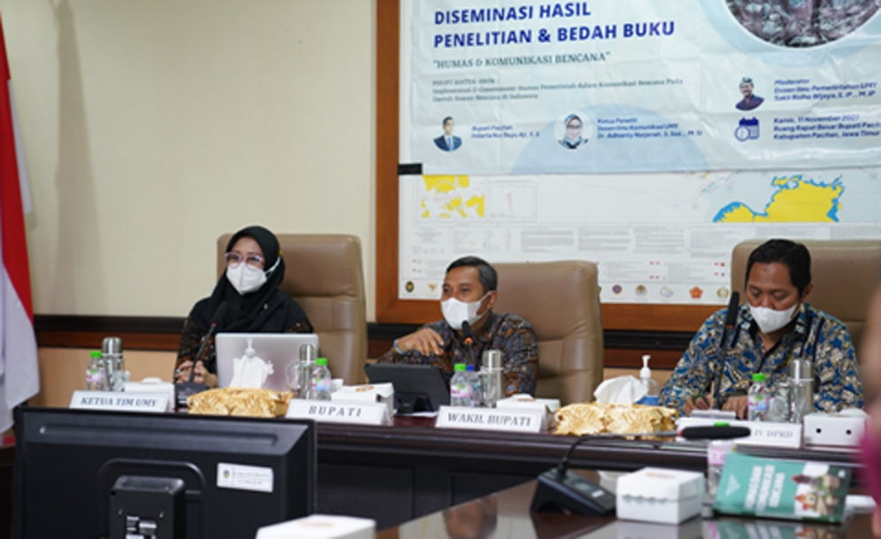 Dr. Adhianty Nurjanah, M.Si (kiri) Bupati Pacitan, Indarta Nur Bayuaji, S.Sos (tengah) dan Ketua Komisi IV DPRD Kabupaten Pacitan, Pujo Setyohadi,S.P saat mempublikasikan hasil penelitian yang dilakukan sejak tahun 2019 – 2021 di Pemkab Pacitan.