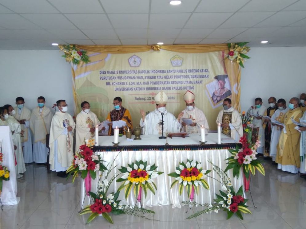 Mgr. Silvester San bersama Mgr. Siprianus Hormat dan belasan imam konselebrans dalam Perayaan Ekaristi Syukur Dies Natalis ke-62 Unika St Paulus Ruteng, Jumat, 12 November 2021.