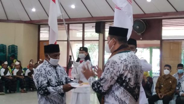 Ketua PGRI Kabupaten Ende Melantik Pengurus PGRI Cabang Kecamatan Ende Timur