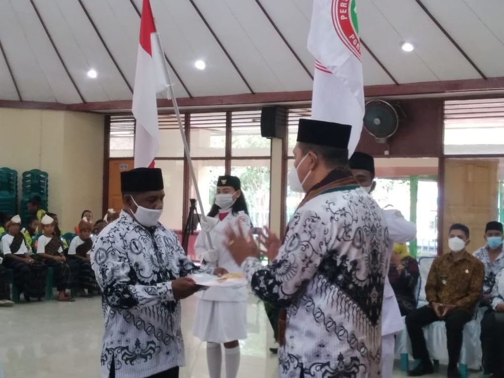 Penyerahan SK Pengurus PGRI Kecamatan Ende Timur masa bakti 2021- 2026 Timur oleh Ketua PGRI Kabupaten Ende Albinus Minggu, S.Pd kepada Marselinus Sina S.Pd, Ketua  PGRI Cabang Kecamatan Ende Timur, Kamis, 11 November 2021 .