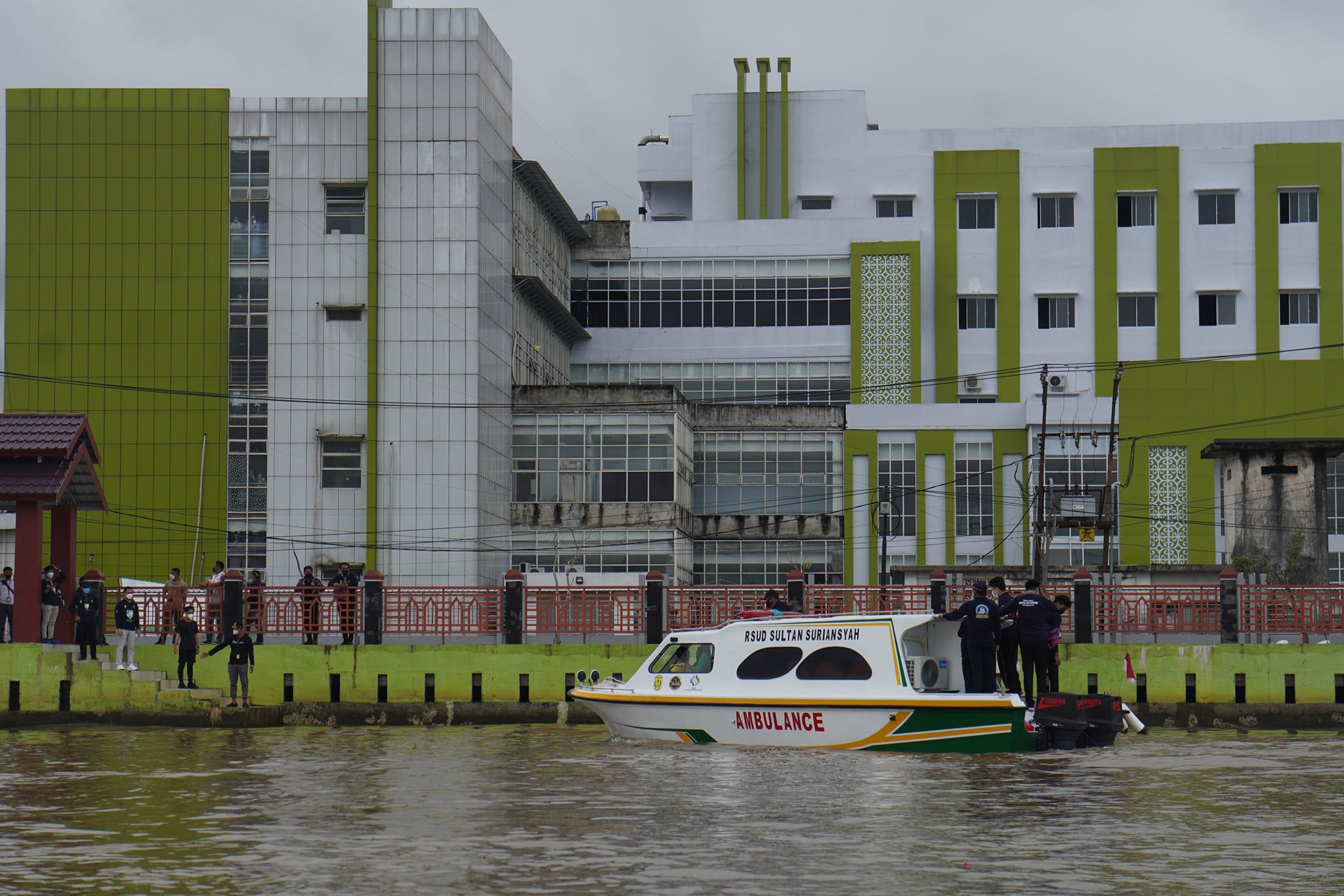 Ambulans sungai saat berada di dermaga RSUD Sultan Suriansyah.