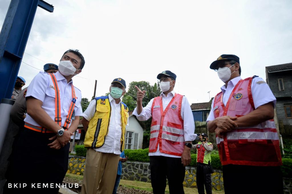 Menteri Perhubungan Budi Karya Sumadi bersama Menteri Pekerjaan Umum dan Perumahan Rakyat (PUPR) Basuki Hadimuljono meninjau progres pembangunan jalur ganda kereta api Bogor – Sukabumi, Minggu, 14 November 2021.