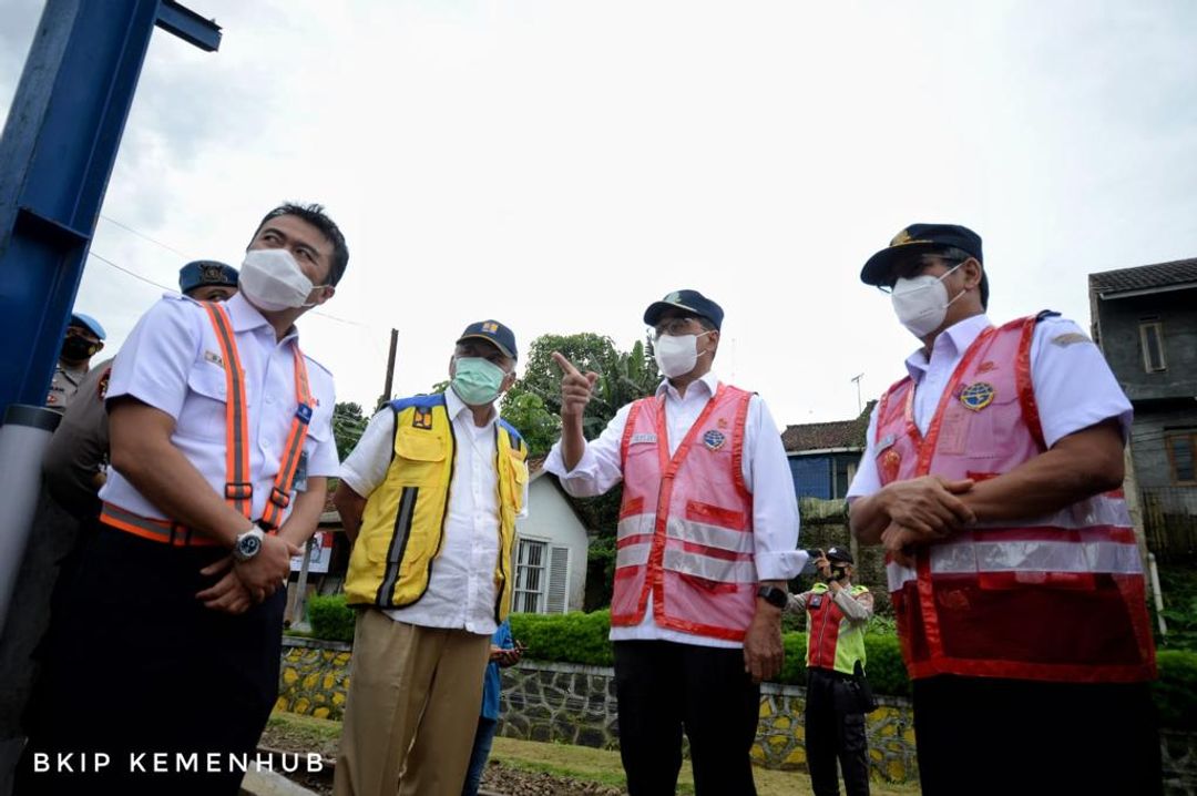 Menteri Perhubungan Budi Karya Sumadi bersama Menteri Pekerjaan Umum dan Perumahan Rakyat (PUPR) Basuki Hadimuljono meninjau progres pembangunan jalur ganda kereta api Bogor – Sukabumi, Minggu, 14 November 2021.