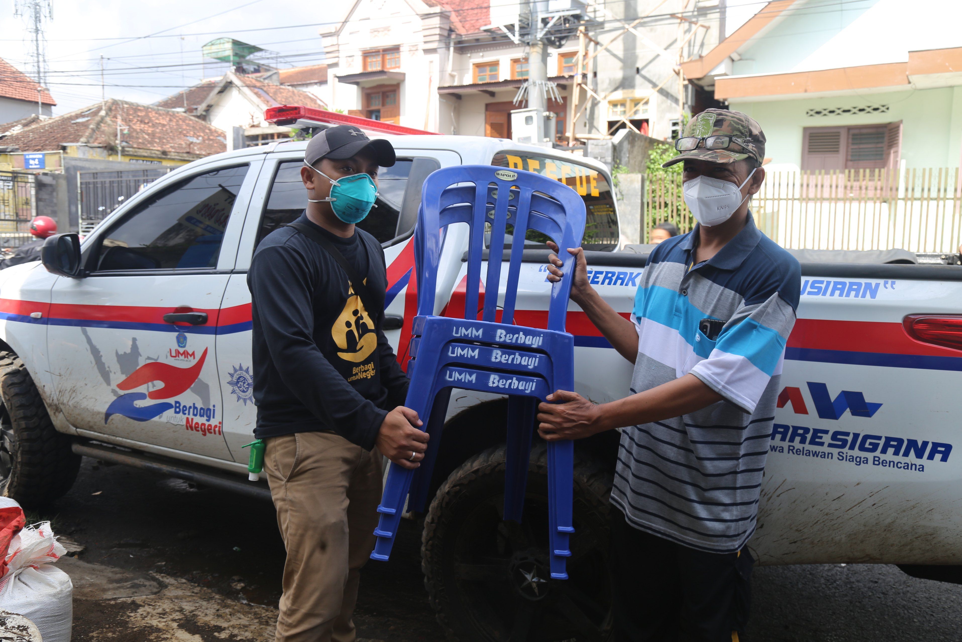 UMM Salurkan Bantuan bagi Korban Banjir di Jodipan, Malang