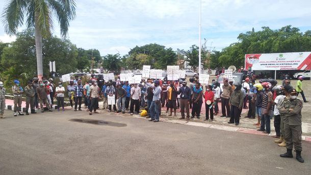 Kesatuan Masyarakat Racang Buka Berunjuk Rasa di Depan Kantor Bupati Mabar